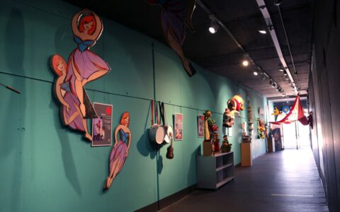 Exposicion objetos pasillo teatro arbole