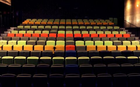 Sala vacia de teatro con foco teatro arbole