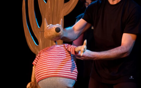 Elfo Teatro presenta la obra "Los 7 cabritillos y los 3 cerdos" dramatizada con msica, voz y marionetas dentro del espacio En Familia.