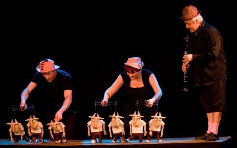 Elfo Teatro presenta la obra "Los 7 cabritillos y los 3 cerdos" dramatizada con msica, voz y marionetas dentro del espacio En Familia.