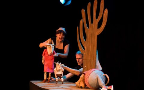 Elfo Teatro presenta la obra "Los 7 cabritillos y los 3 cerdos" dramatizada con msica, voz y marionetas dentro del espacio En Familia.
